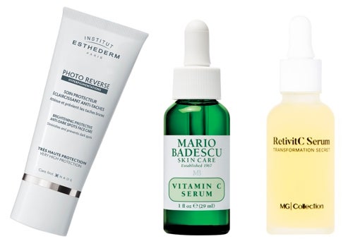 De izquierda a derecha: Protector solar antimanchas Photo Reverse de Institut Esthederm (68 €); Sérum Vitamina C Mario Badescu (51,99 €, en Sephora); RetivitC Sérum, Transformation Secret de MG Collection con vitaminas y retinol encapsulado (120 €).