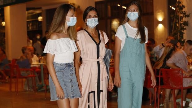 La túnica con la que la reina Letizia desafía la ola de calor en Palma de Mallorca