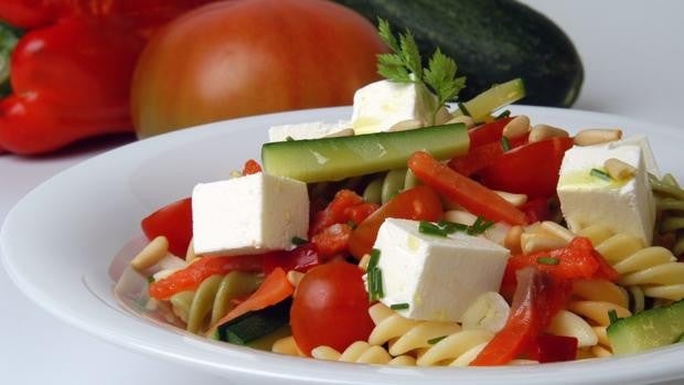 Refrescante ensalada de pasta con salmón ahumado y queso