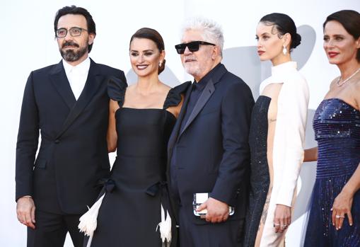 Israel Elejalde, Penélope Cruz, Pedro Almodóvar, Milena Smit y Aitana Sánchez-Gijón en el Festival de cine de Venecia 2021