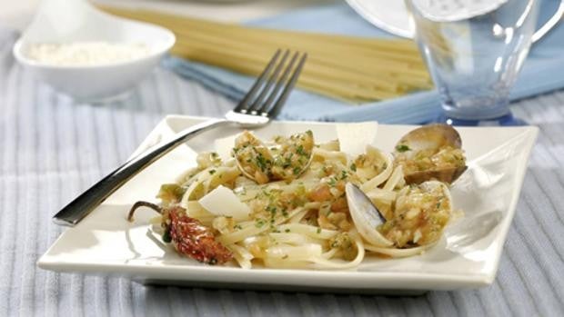 Prueba estos sabrosos tallarines con almejas y parmesano