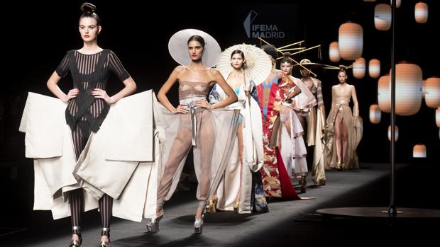 La primera jornada de la MBFWMadrid arranca con un viaje cultural a través de los tejidos y prendas