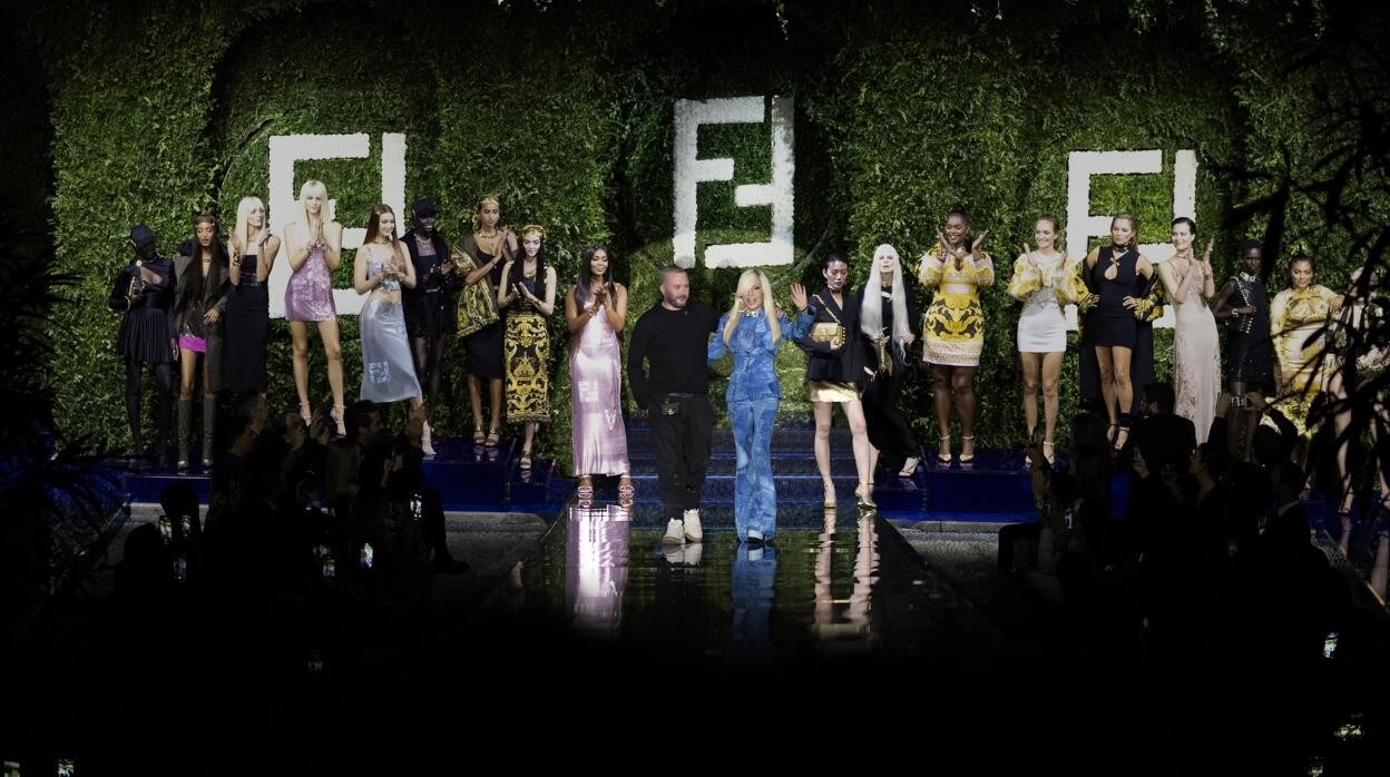 Aparición final del desfile 'Fendace' con Kim Jones y Donatella Versace