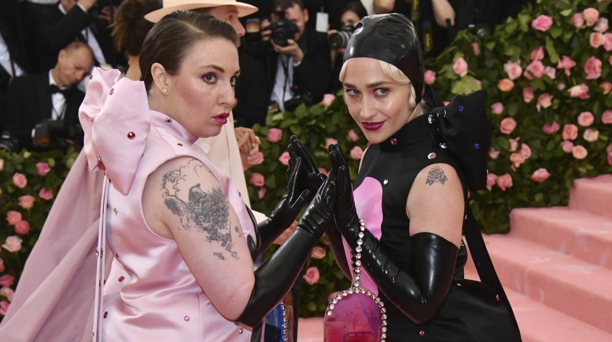 Lena Dunham con vestido rosa junto a su compañera en 'Girls', Jemima Kirke, en la gala del MET 2021