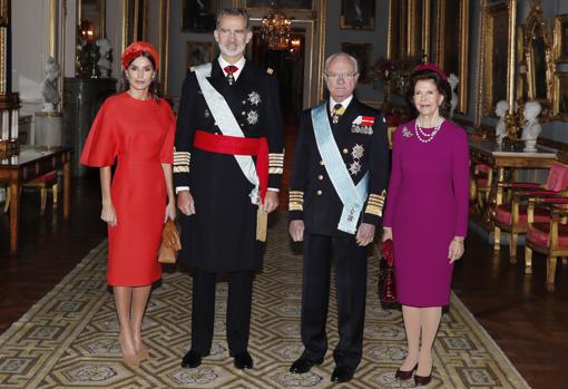 Sus Majestades junto a los Monarcas de Suecia