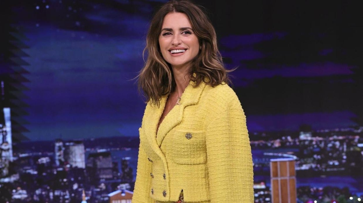 Penélope Cruz con conjunto amarillo de Chanel