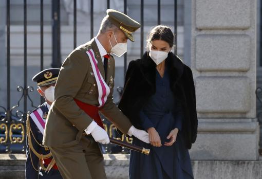 Doña Letizia y el rey Felipe durante el acto de la Pascua Militar