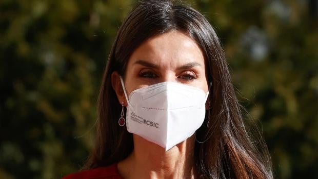 La Reina Letizia empodera su look con un recurso de estilo que no falla