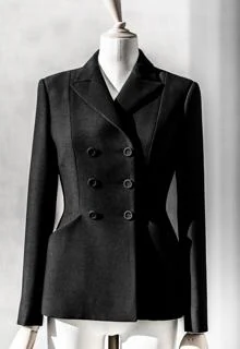 Una chaqueta con un corte pulido y favorecedora silueta