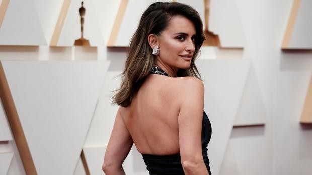 El peculiar vestido con pajarita de Penélope Cruz en los Premios Oscar 2022