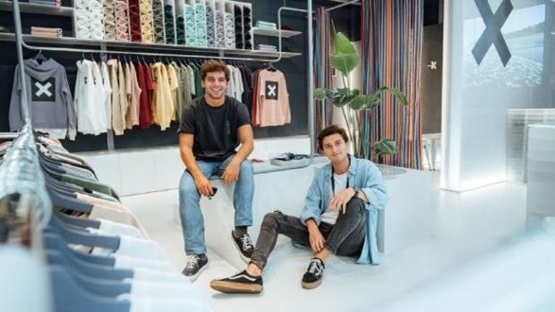 La marca viral Blue Banana inaugura su primera tienda en Sevilla el sábado de pescaíto