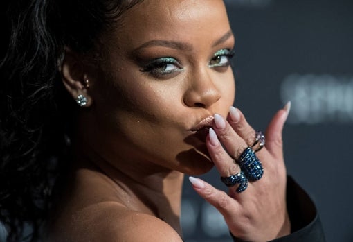 Rihanna es otra de las famosas que recurre a las uñas de gel o acrílicas.