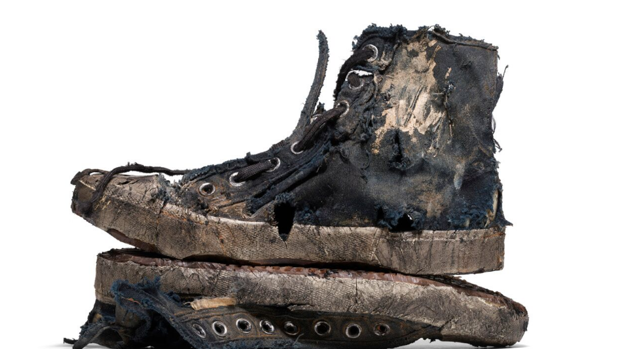 Balenciaga pone a la venta por 1.450 euros unas zapatillas que imitan estar rotas, usadas y sucias