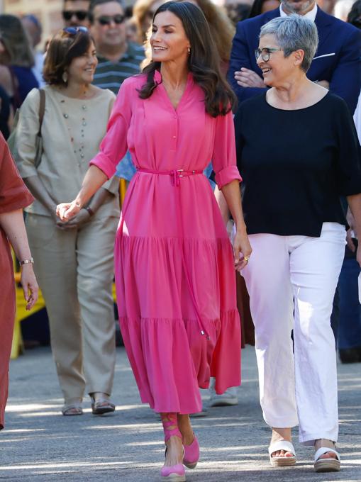 Doña Letizia repite de fucsia en la Feria del Libro