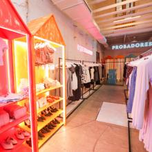 Prendas, calzado y accesorios en la 'pop up' de Shein en Madrid