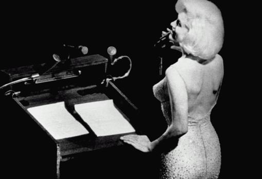 Marilyn Monroe durante la felicitación al Presidente Kennedy en 1962