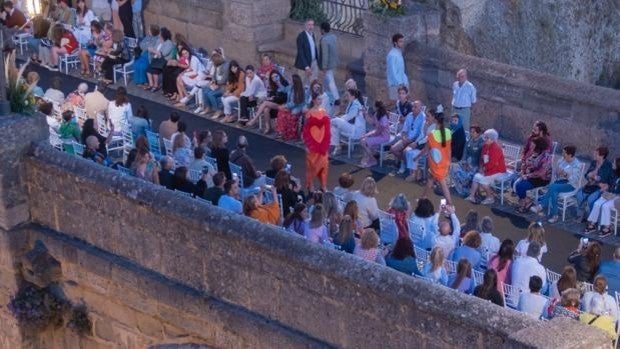 El Puente nuevo de Ronda se estrena como pasarela de vértigo con un desfile de Ágatha Ruiz de la Prada