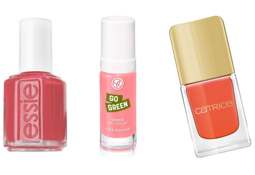 De izquierda a derecha: Esmalte Cute as button de Essie: 12,50 €; Le Vernis Go Green Rose Nenuphar de Yves Rocher : 4 €; Tropic Exotic Nail Lacquer tono 02 Bird of Paradise de Catrice: 2,99 €.