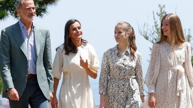 El nuevo vestido rebajado de la reina Letizia en Barcelona