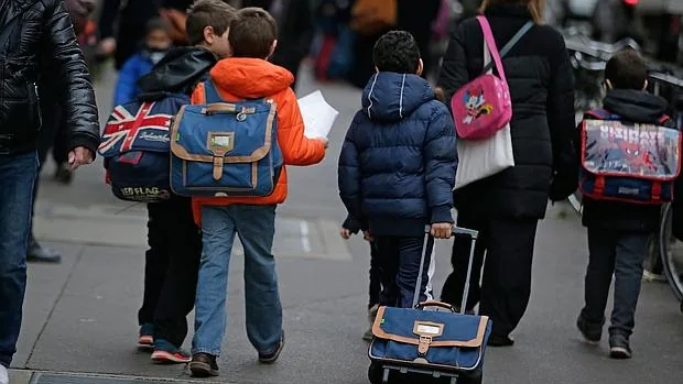 Niños acuden a la escuela en París hoy 16 de noviembre