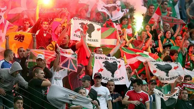 Simpatizantes del independentismo vasco durante un partido de fútbol