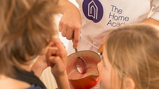 Los niños aprenden los rudimentos de la cocina .