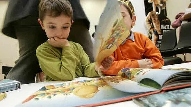 Niños en una biblioteca infantil.
