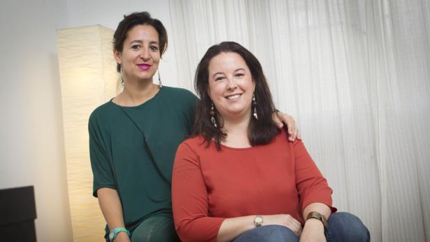 De izquierda a derecha, Natalia Valverde y Sabina del Río, psicólogas de Calma