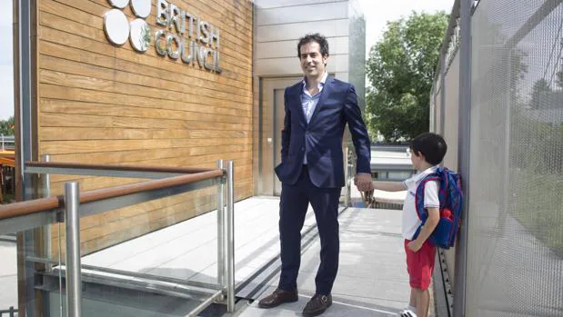 Sergio y su hijo, a las puertas del British Council de Madrid, donde siguen este sistema