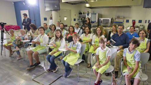 Participantes y familiares a la espera de la decisión del jurado