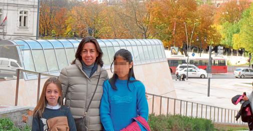 Luisa con una de sus cinco hijos y Andrea a la que llevaron a conocer Burgos