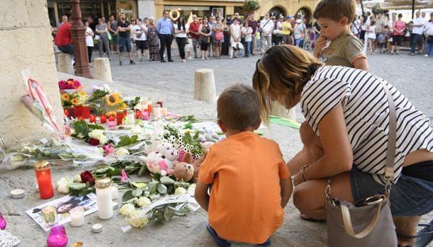 Decenas de personas se reúnen para rendir homenaje a las 84 víctimas del atentado de Niza