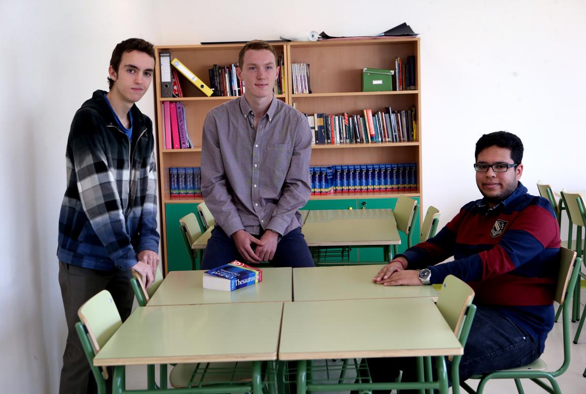 De izquierda a derecha, Jorge López, Rohan Mohan y Fergus Proctor, estudiantes del Hastings School de Madrid