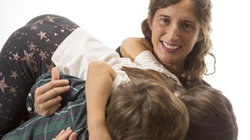 Rocío jugando con sus dos hijos, Candela y Felipón