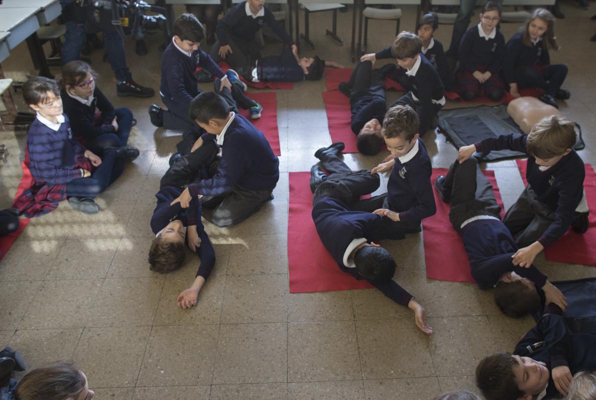 Niños de 8 años aprendiendo técnicas de primeros auxilios en un colegio de Madrid