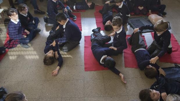 Niños de 8 años aprendiendo técnicas de primeros auxilios en un colegio de Madrid