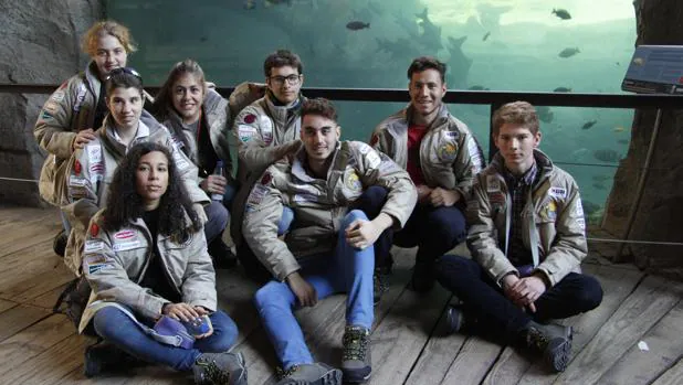 Los ocho integrandes del equipo la Aventura C95 #stopciberbullying a Perú