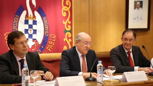 En la imagen (de izda. a dcha.), el director de Familia y el Menor de la Comunidad de Madrid Alberto San Juan; el presidente de la ACdP, Carlos Romero Caramelo, y el presidente del Foro de la Familia, Mariano Calabuig