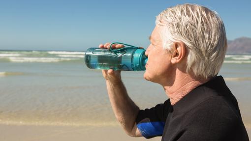 Beber agua es más importante en personas mayores cuya sensación de sed está atenuada