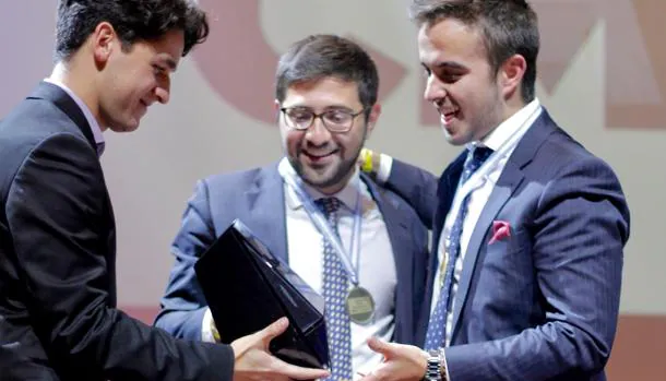 Antonio Fabregat y Javier de la Puerta al recibir su galardón en el Campeonato Mundial de Debate