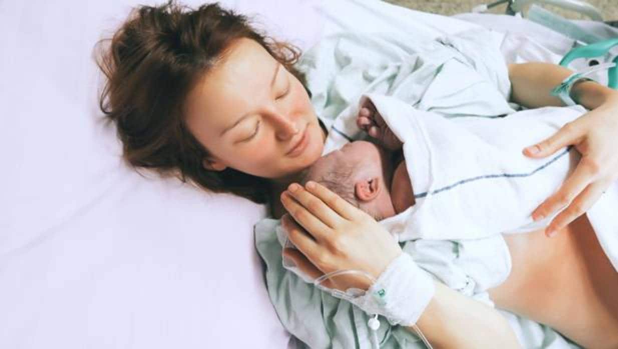 Para una correcta lactancia es necesario que madre e hijo pasen tiempo juntos, sin distracciones y conociéndose