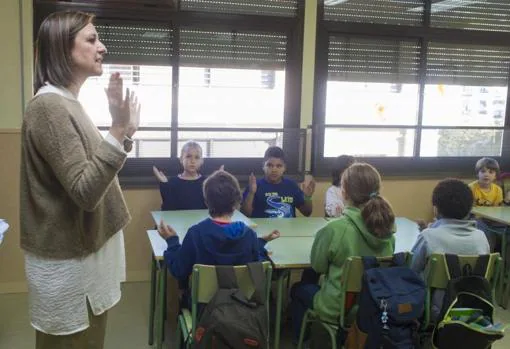La maestra pide a los niños que den palmas cuando ella cuante 1, 2 y 3. Así mantiene su atención