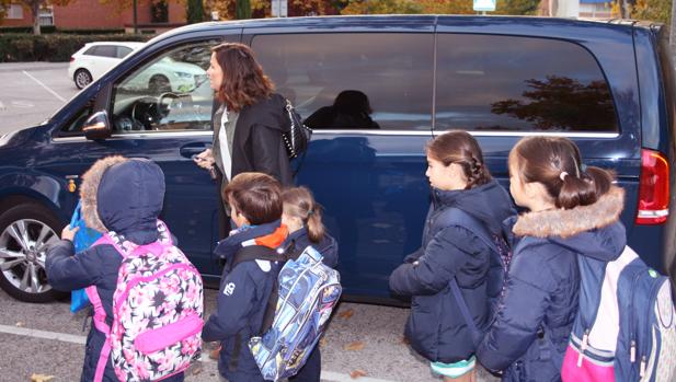 Compartir coche para llevar a los niños al colegio, la última tendencia de ahorro