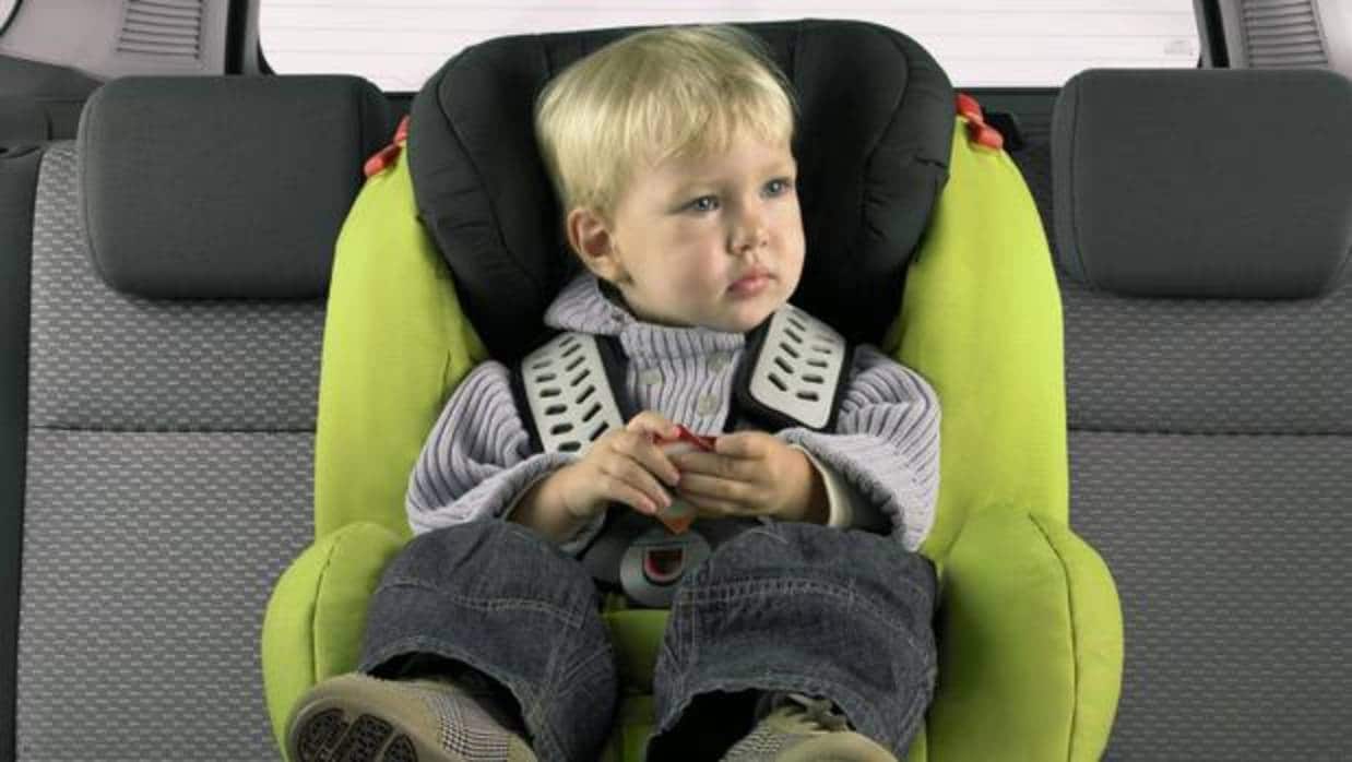 Dejar a tu hijo con el abrigo puesto en el coche dispara los riesgos en caso de accidente