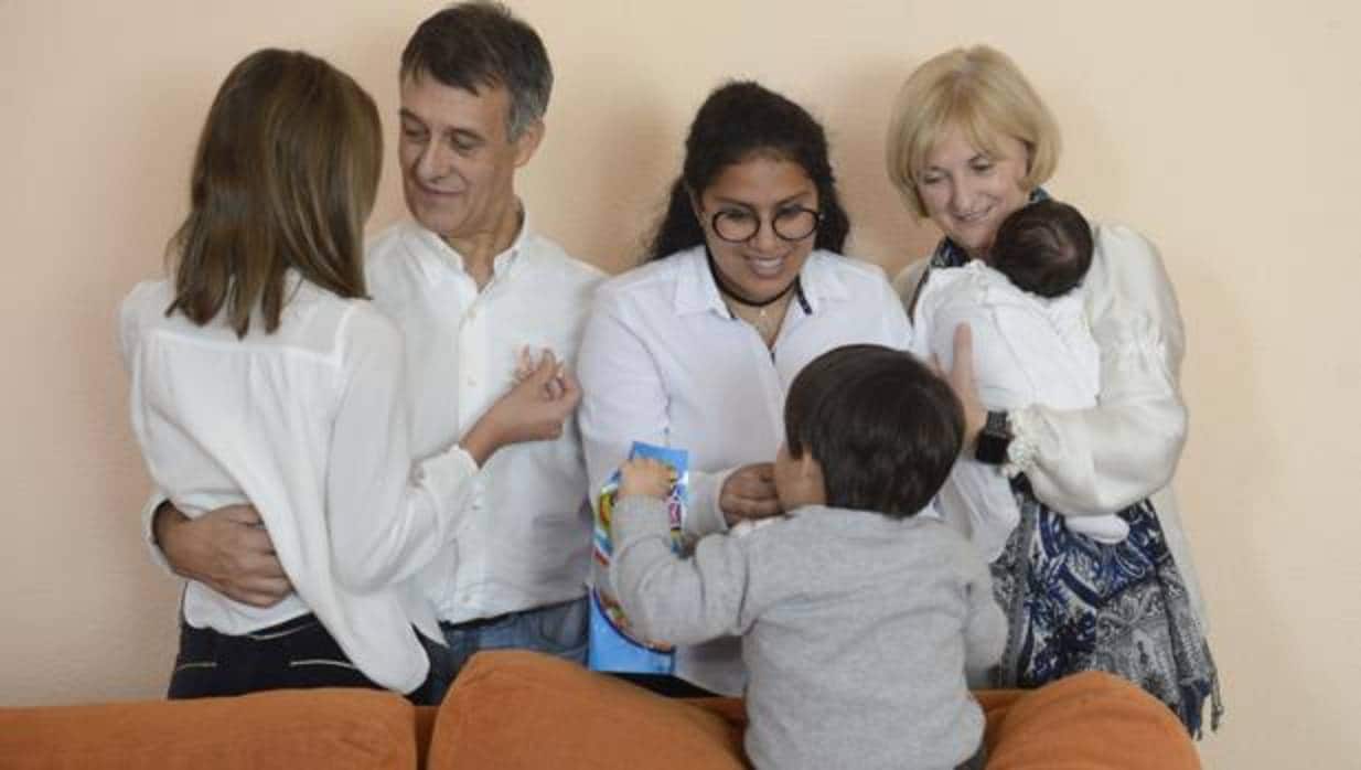 Más de 14.000 niños buscan una familia en España
