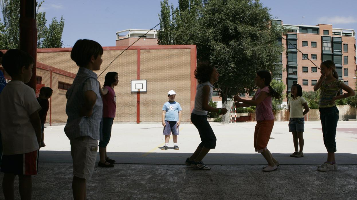 Piden cambiar el diseño de los patios para fomentar el deporte en las niñas