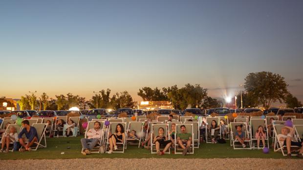 Autocine en familia, una de las mejores opciones para las noches de verano