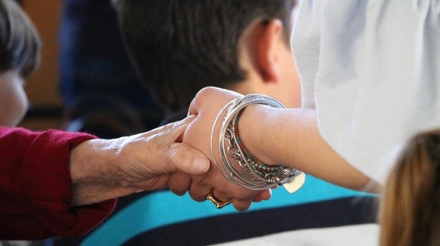 Acompañan al médico, charlan, toman café con los mayores... Así luchan los voluntarios contra la soledad