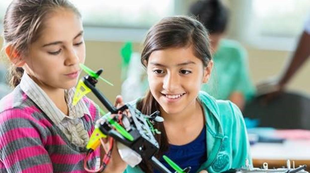 Volar drones con los niños, una actividad educativa para el verano