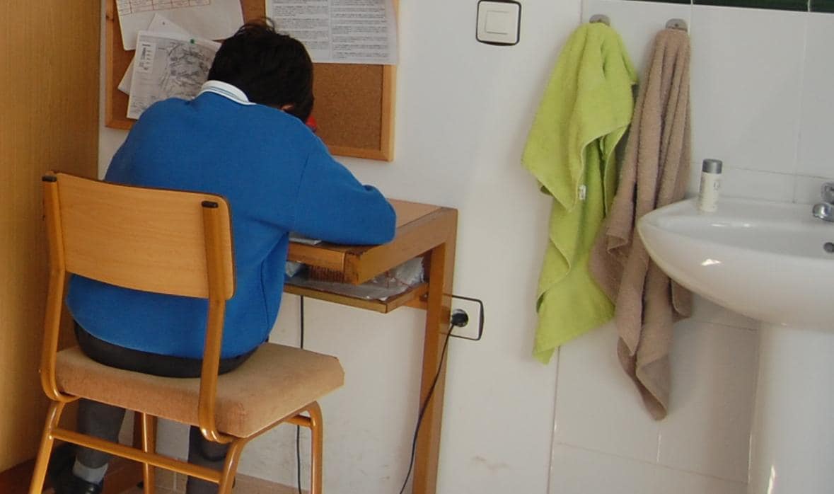 Un alumno del colegio San José-Villafranca estudiando en su dormitorio
